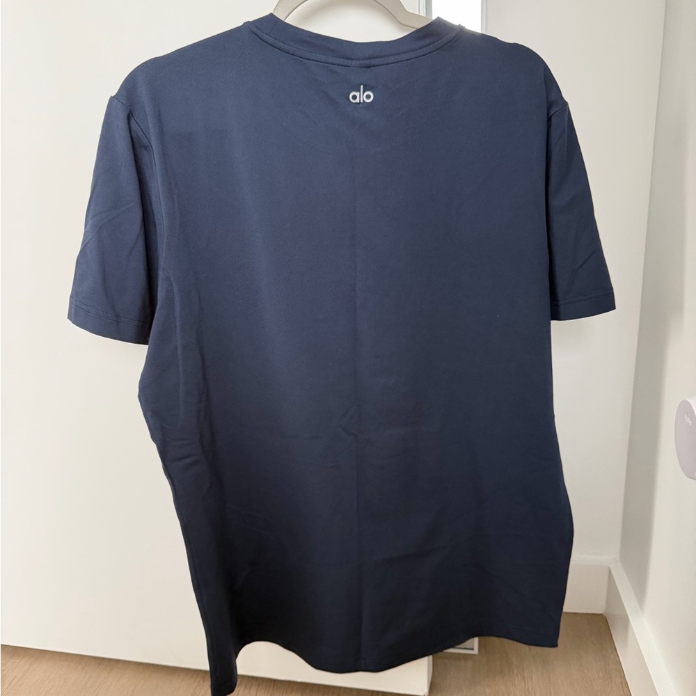 ALO Yoga Men's Deep Blue Short Sleeve Tee - Picture 2 of 2